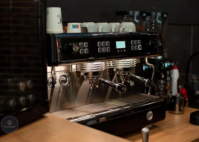 1-bedroom With Balcony & Sofa Bed Near Promenada Mall 아파트